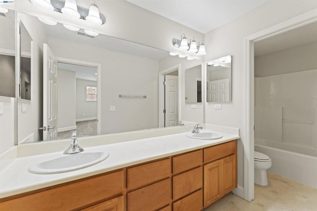 204 Daylily Ln, Patterson, CA 95363