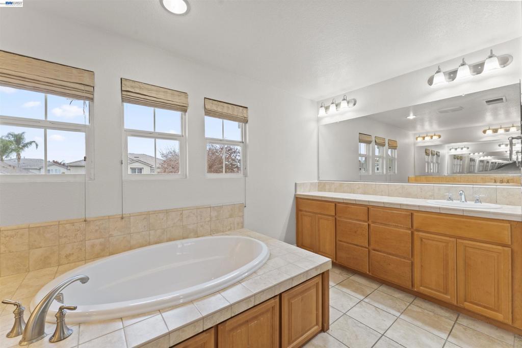 204 Daylily Ln, Patterson, CA 95363