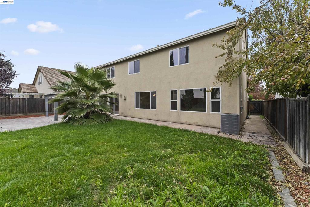 204 Daylily Ln, Patterson, CA 95363