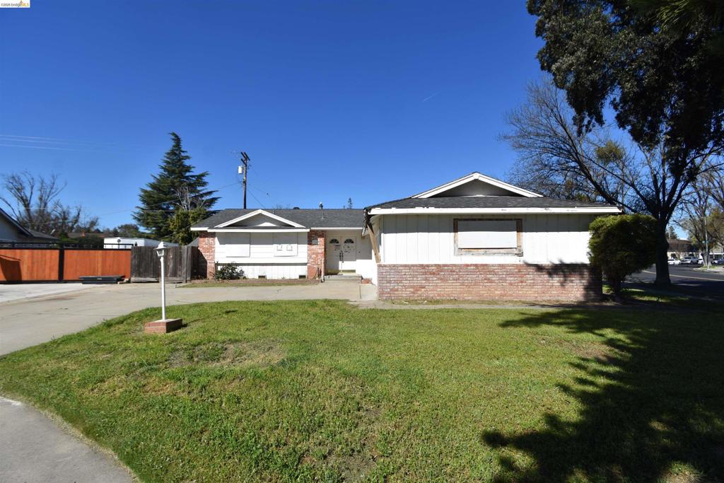 1013 Colonial Ct, Modesto, CA 95350