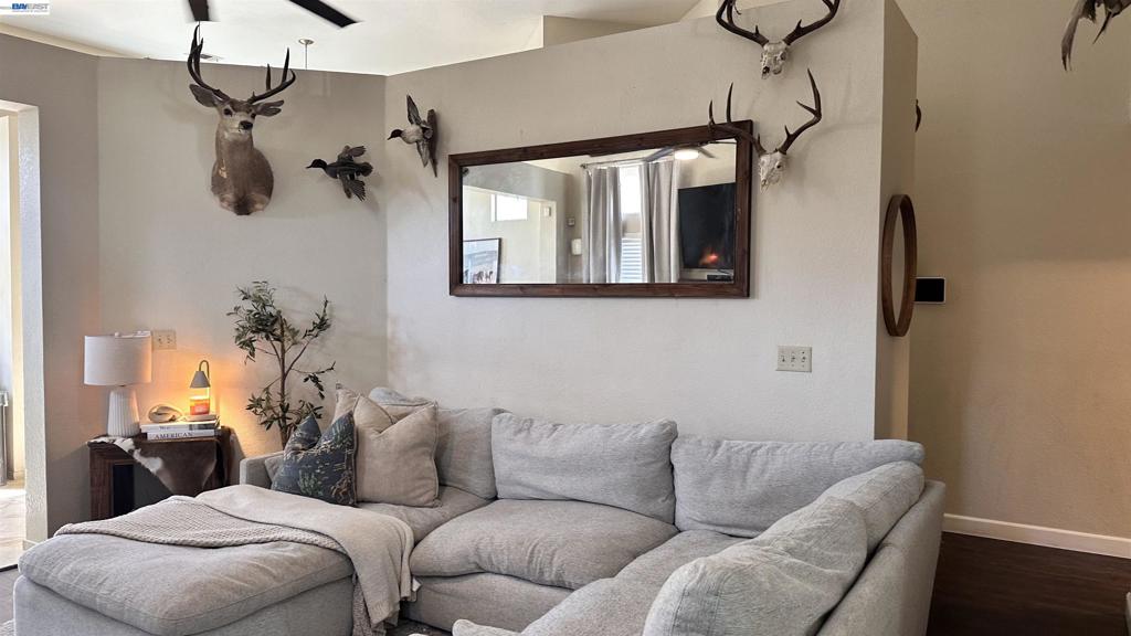 502 Chablis Way, Manteca, CA 95337