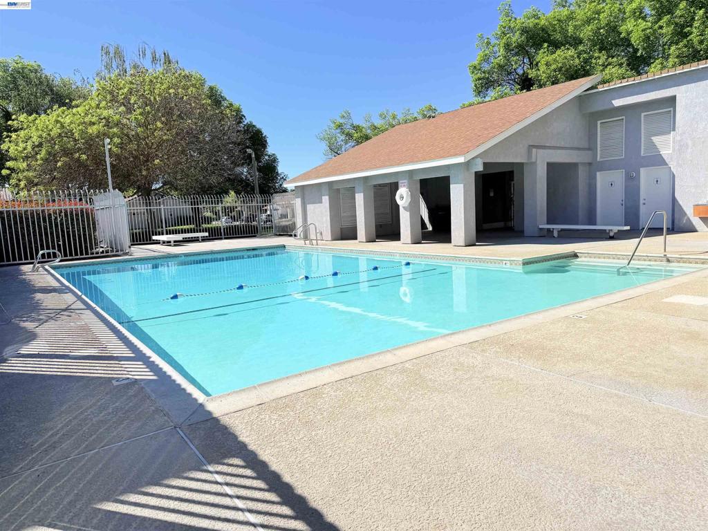 1205 Courtney Way, Modesto, CA 95358