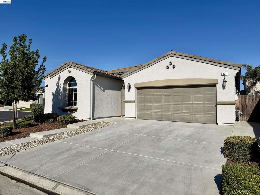937 Lindsay Ln, Clovis, CA 93619