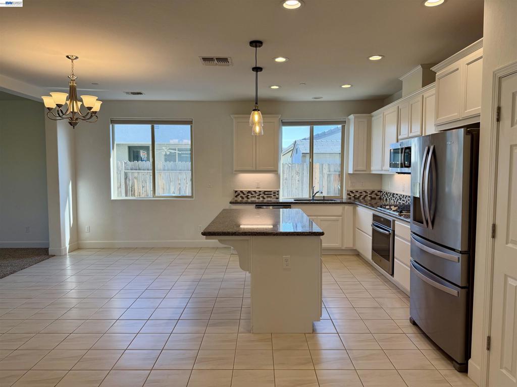 937 Lindsay Ln, Clovis, CA 93619