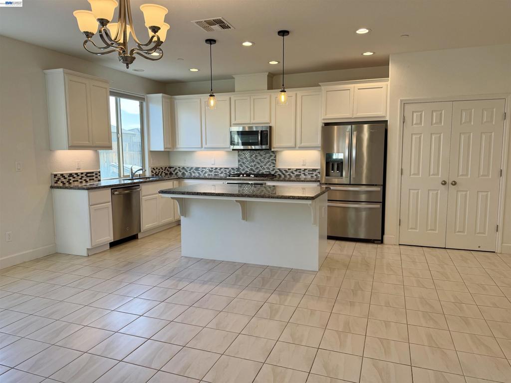 937 Lindsay Ln, Clovis, CA 93619