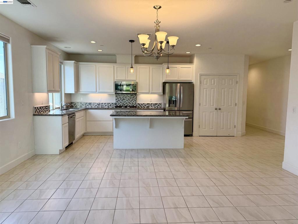 937 Lindsay Ln, Clovis, CA 93619