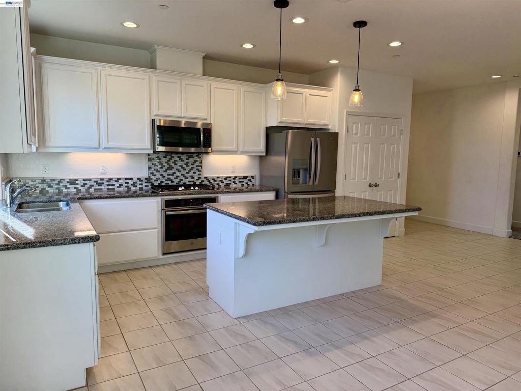 937 Lindsay Ln, Clovis, CA 93619