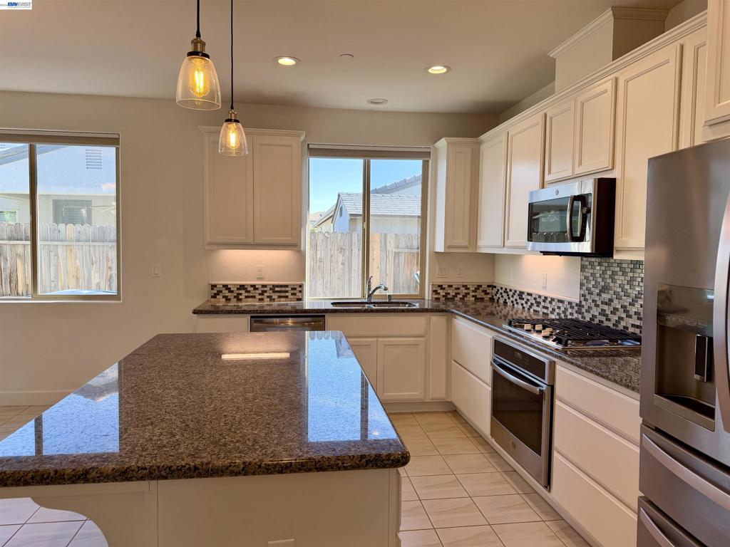 937 Lindsay Ln, Clovis, CA 93619