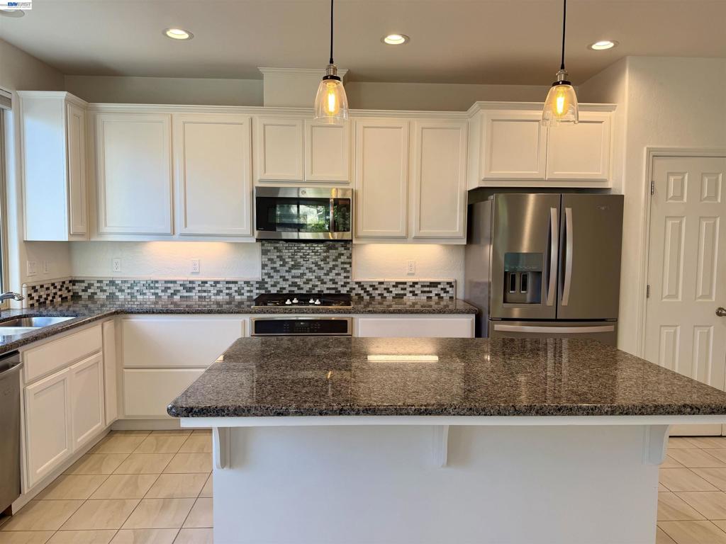 937 Lindsay Ln, Clovis, CA 93619