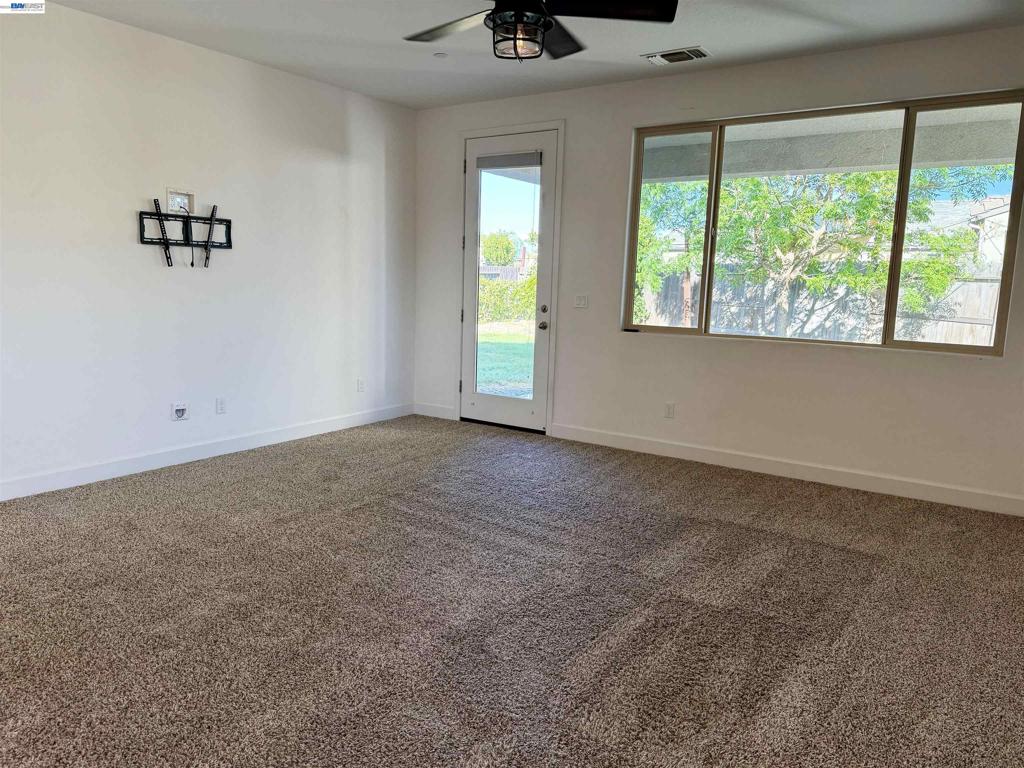 937 Lindsay Ln, Clovis, CA 93619