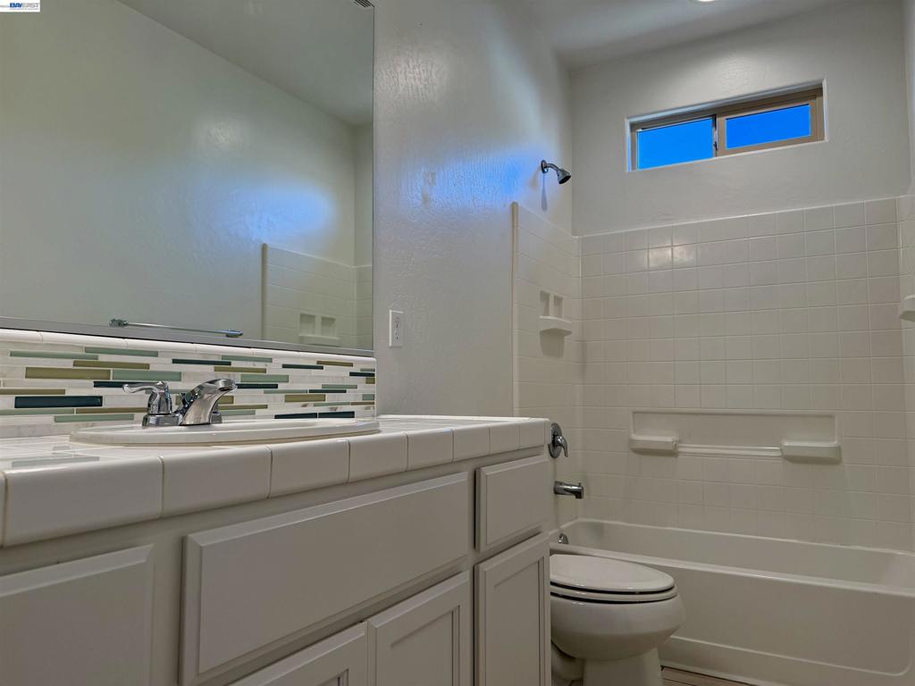 937 Lindsay Ln, Clovis, CA 93619