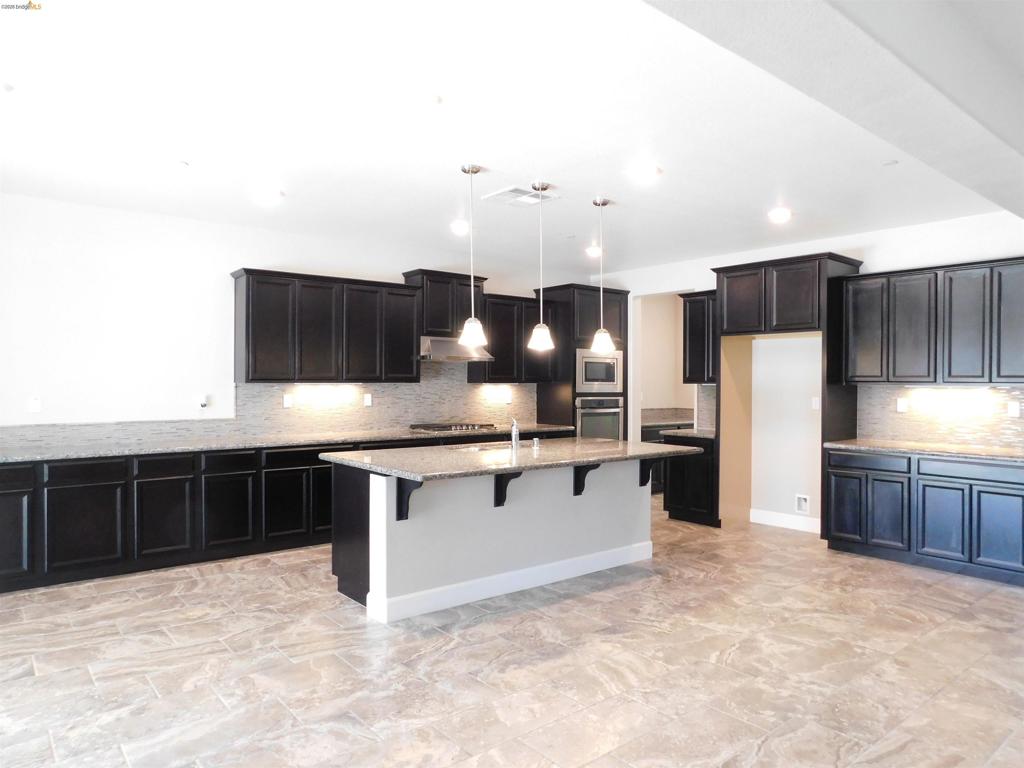 1090 Lavender St, Manteca, CA 95337