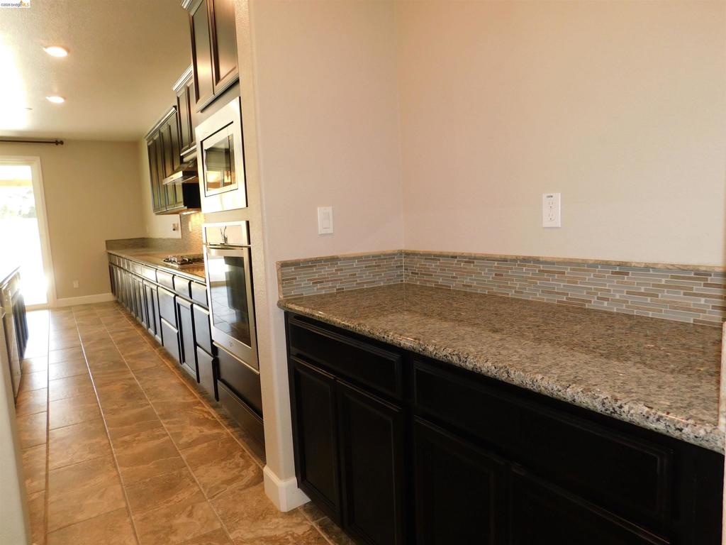 1090 Lavender St, Manteca, CA 95337