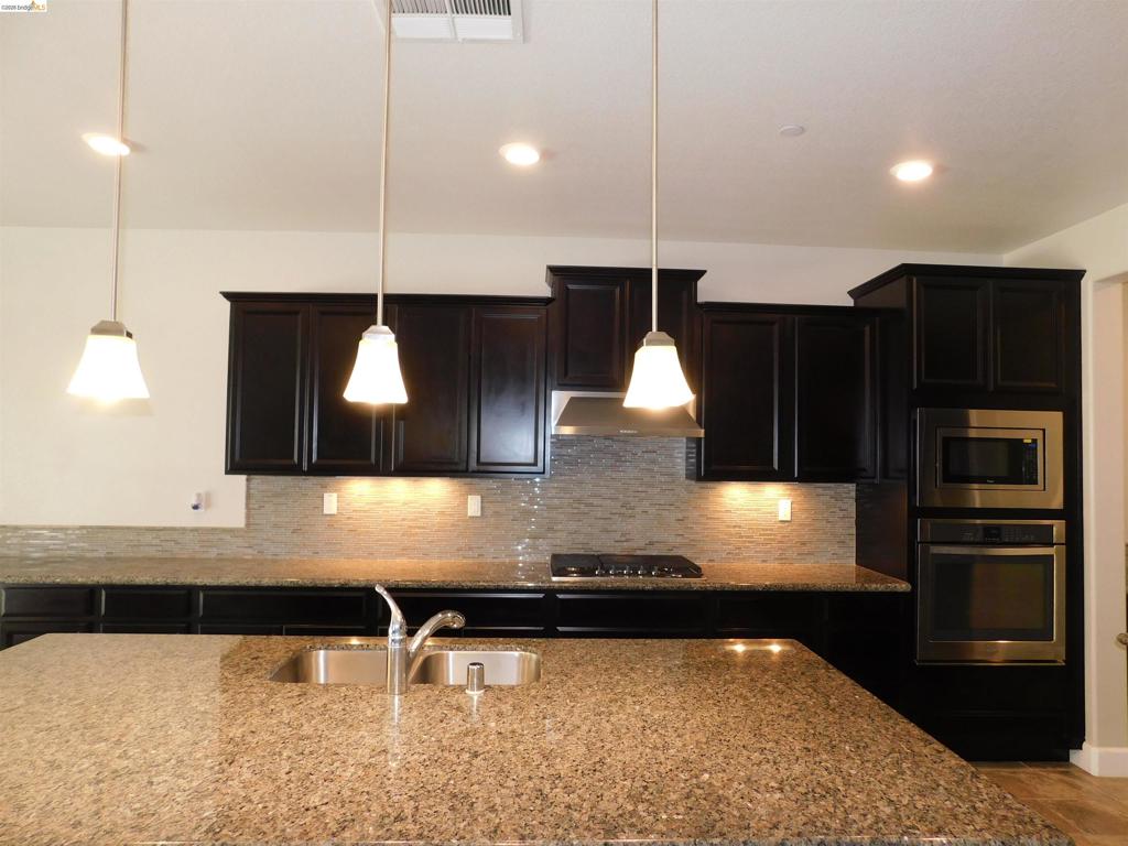 1090 Lavender St, Manteca, CA 95337