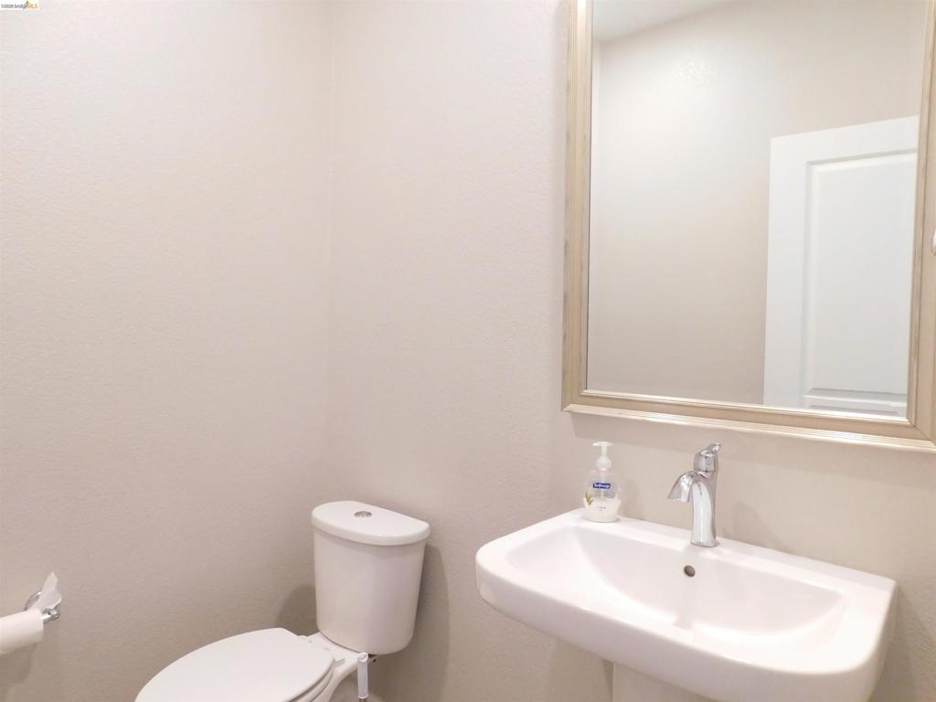 1090 Lavender St, Manteca, CA 95337