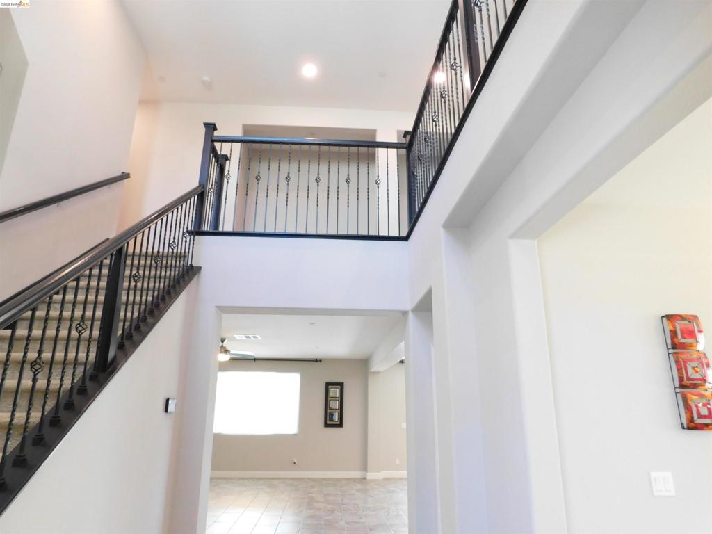 1090 Lavender St, Manteca, CA 95337