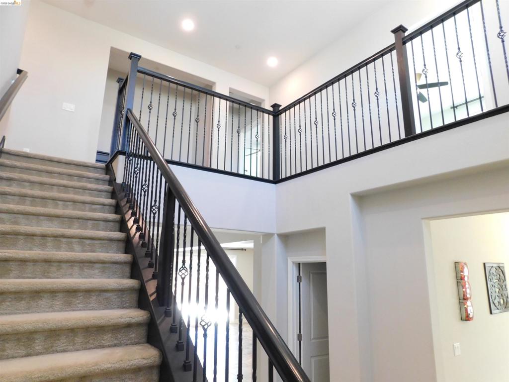 1090 Lavender St, Manteca, CA 95337