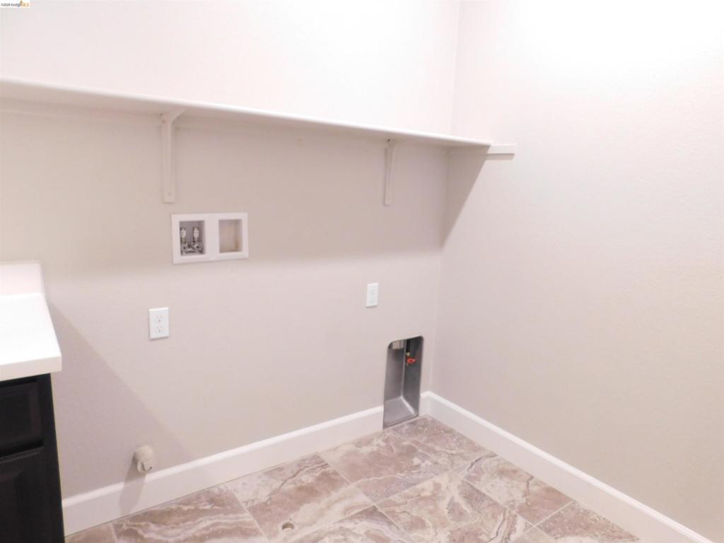 1090 Lavender St, Manteca, CA 95337