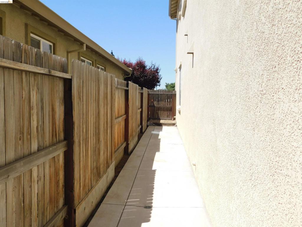 1090 Lavender St, Manteca, CA 95337