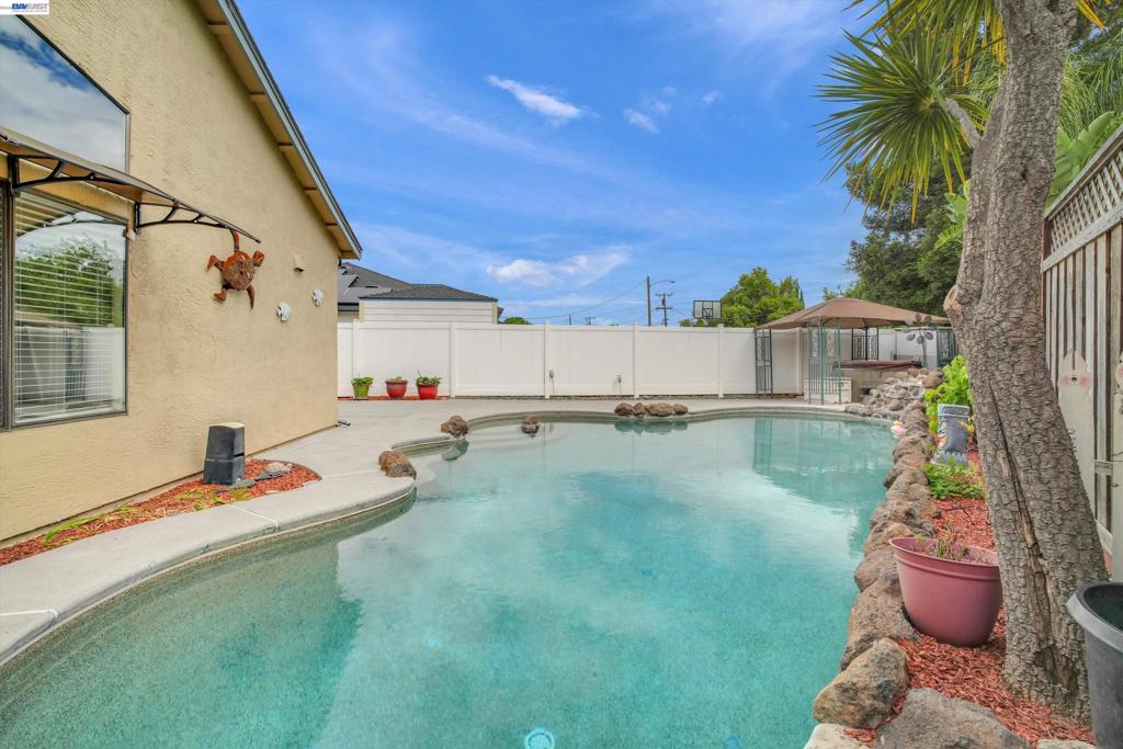 1529 Denese Ct, Manteca, CA 95337