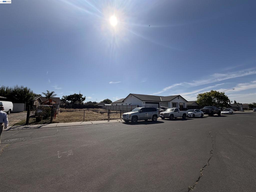 410 Montague Ct, Modesto, CA 95351