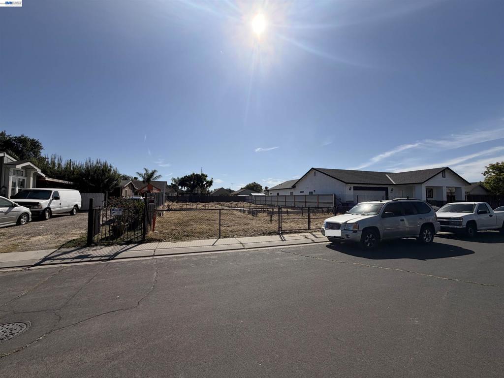 410 Montague Ct, Modesto, CA 95351