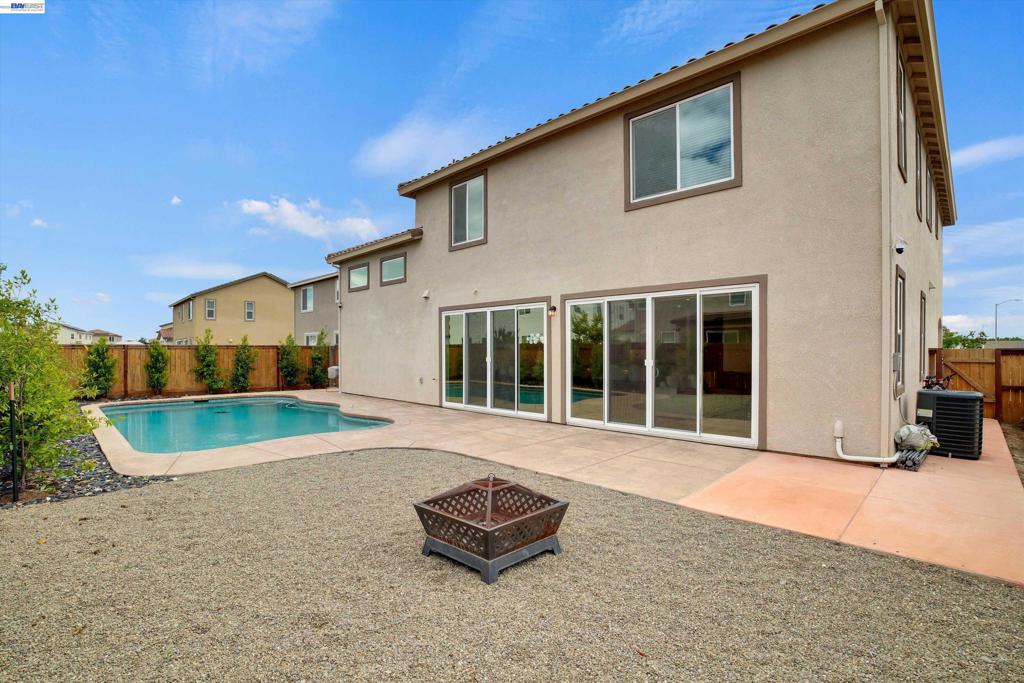 2775 Pink Muhly Dr, Manteca, CA 95337