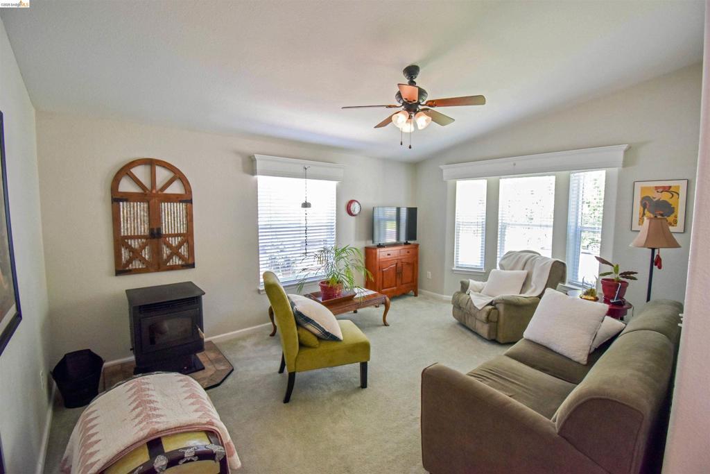 18598 Vista Dr, Jamestown, CA 95327