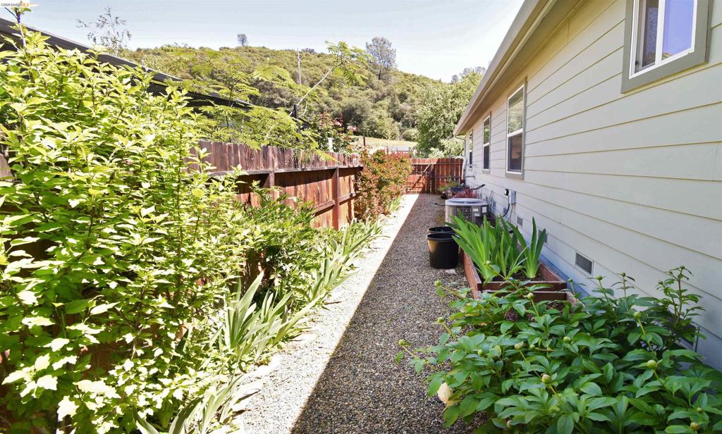 18598 Vista Dr, Jamestown, CA 95327