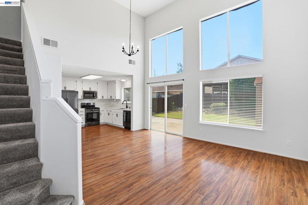 419 Pioneer Ave, Manteca, CA 95336