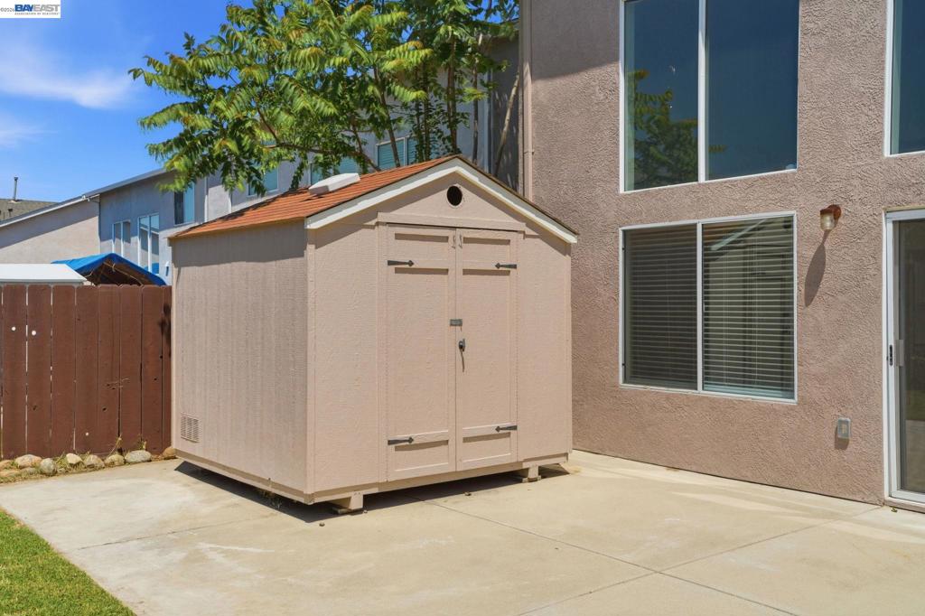 419 Pioneer Ave, Manteca, CA 95336