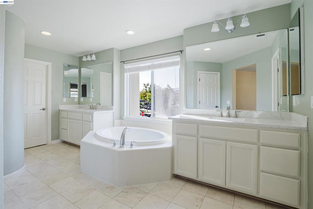 1459 Mesa Creek Dr, Patterson, CA 95363