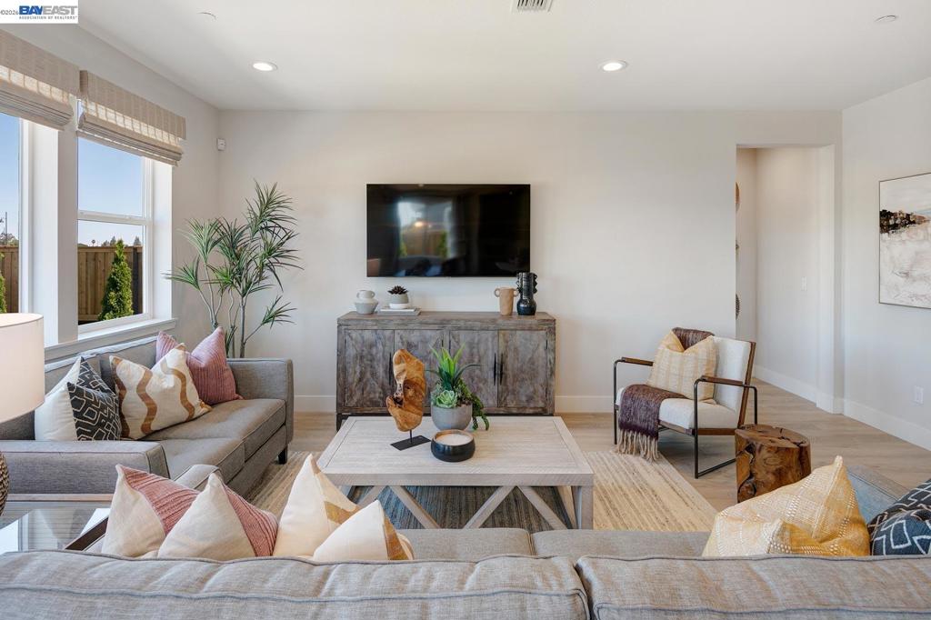 1306 Parkcrest Circle, Manteca, CA 95336