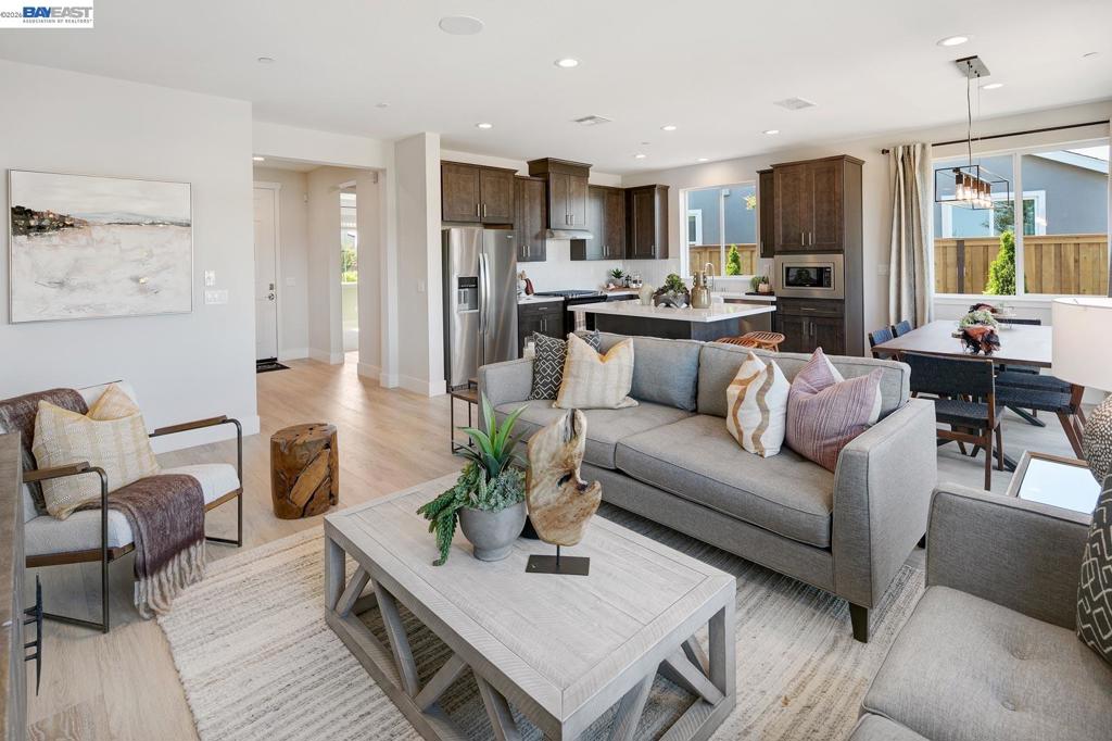 1306 Parkcrest Circle, Manteca, CA 95336