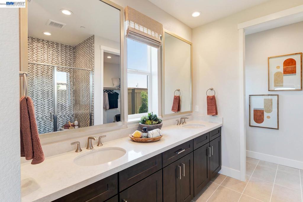 1306 Parkcrest Circle, Manteca, CA 95336
