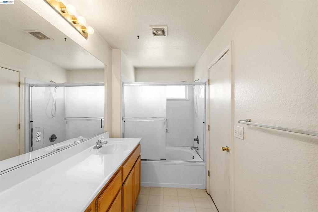 1153 Syracuse Ln, Manteca, CA 95336