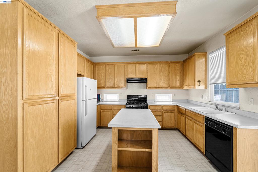 1153 Syracuse Ln, Manteca, CA 95336