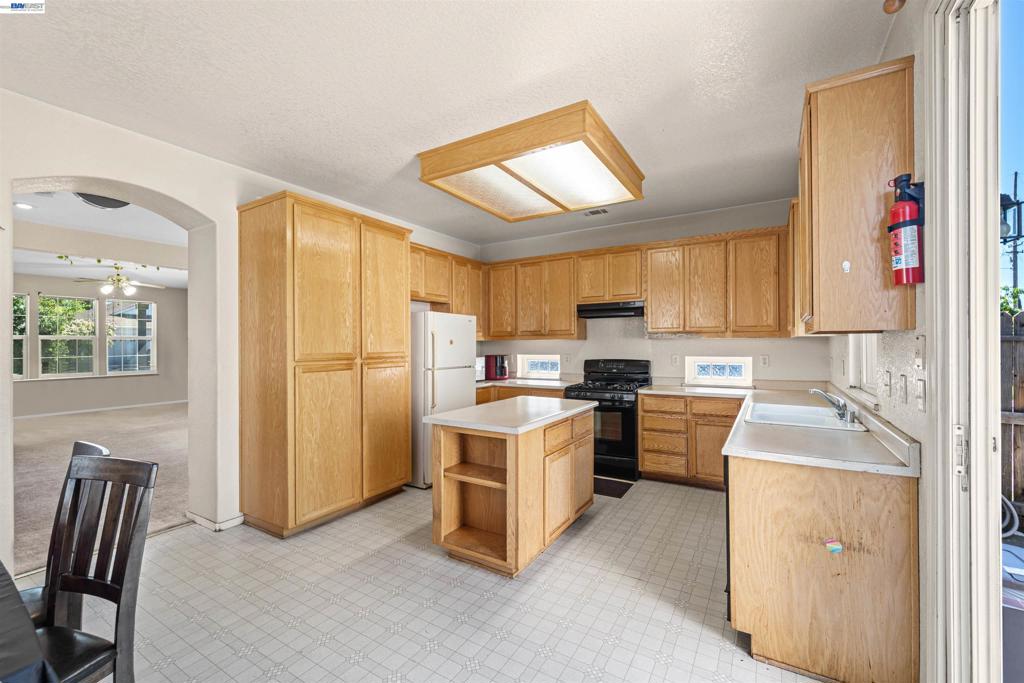 1153 Syracuse Ln, Manteca, CA 95336