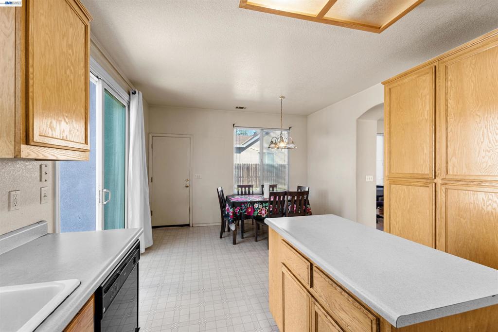 1153 Syracuse Ln, Manteca, CA 95336
