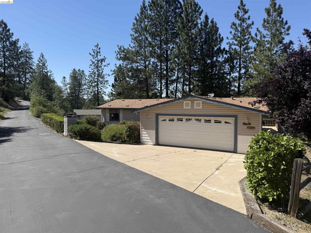 22700 Hidden Hollow Dr, Groveland, CA 95321