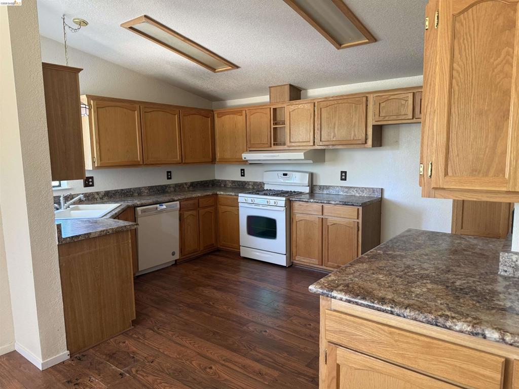 22700 Hidden Hollow Dr, Groveland, CA 95321