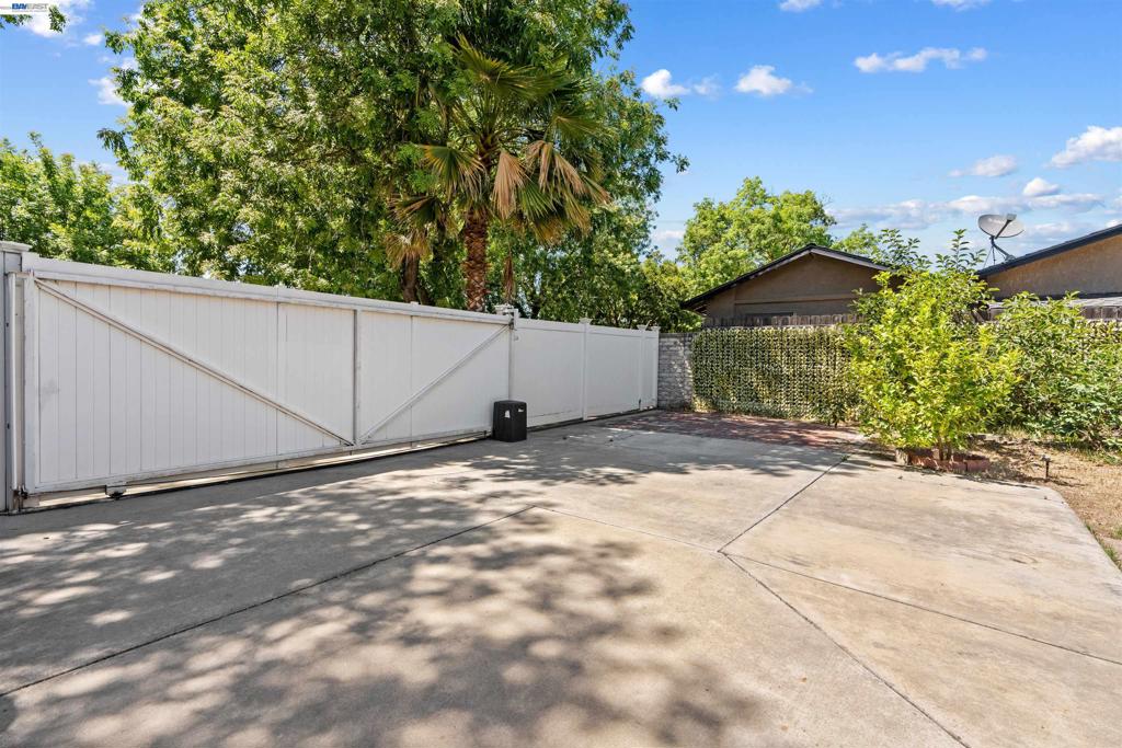 705 W Rumble Rd, Modesto, CA 95350