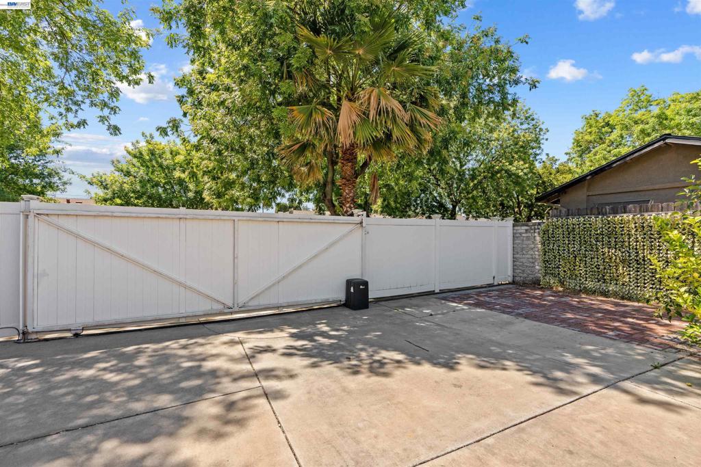 705 W Rumble Rd, Modesto, CA 95350