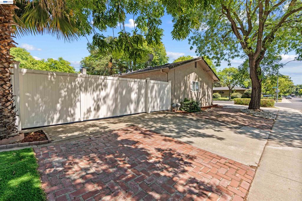 705 W Rumble Rd, Modesto, CA 95350