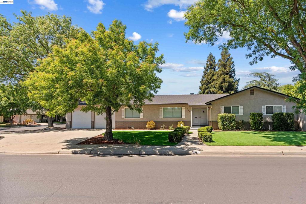 705 W Rumble Rd, Modesto, CA 95350