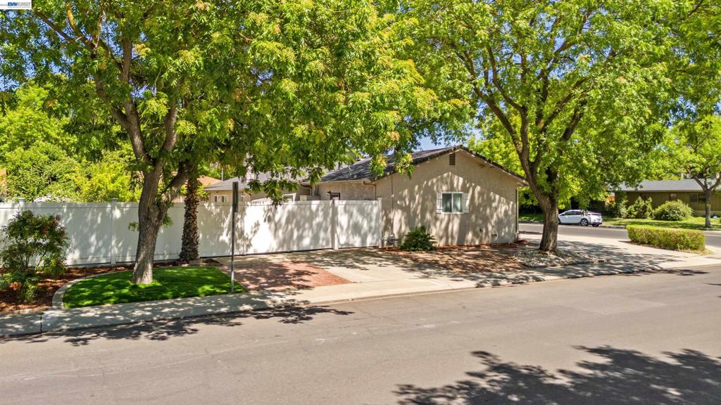 705 W Rumble Rd, Modesto, CA 95350