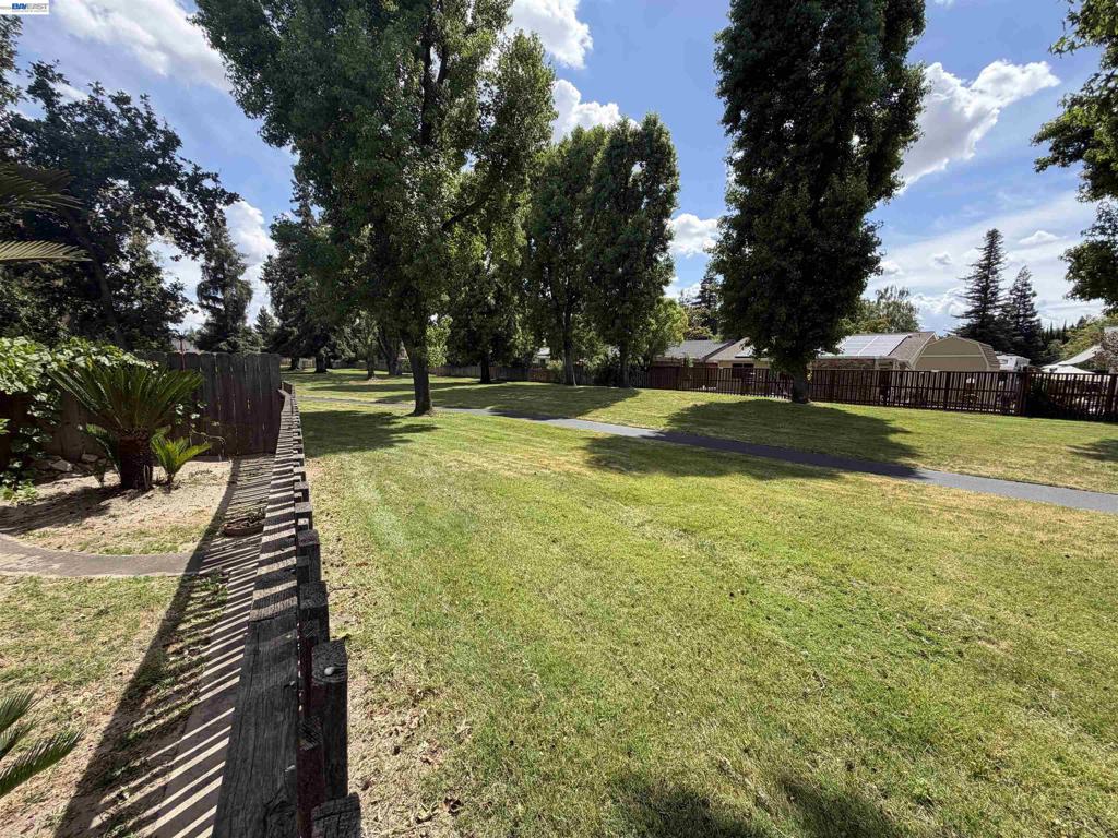 950 Lobos Ct., Manteca, CA 95336-3040
