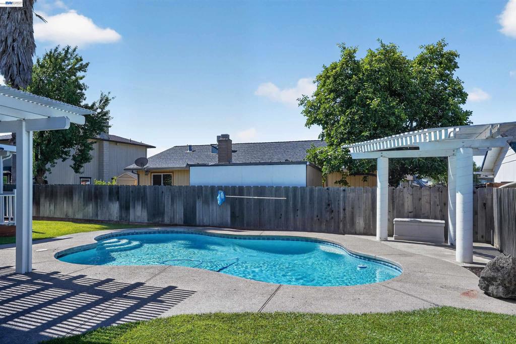 1264 Sprague St, Manteca, CA 95336