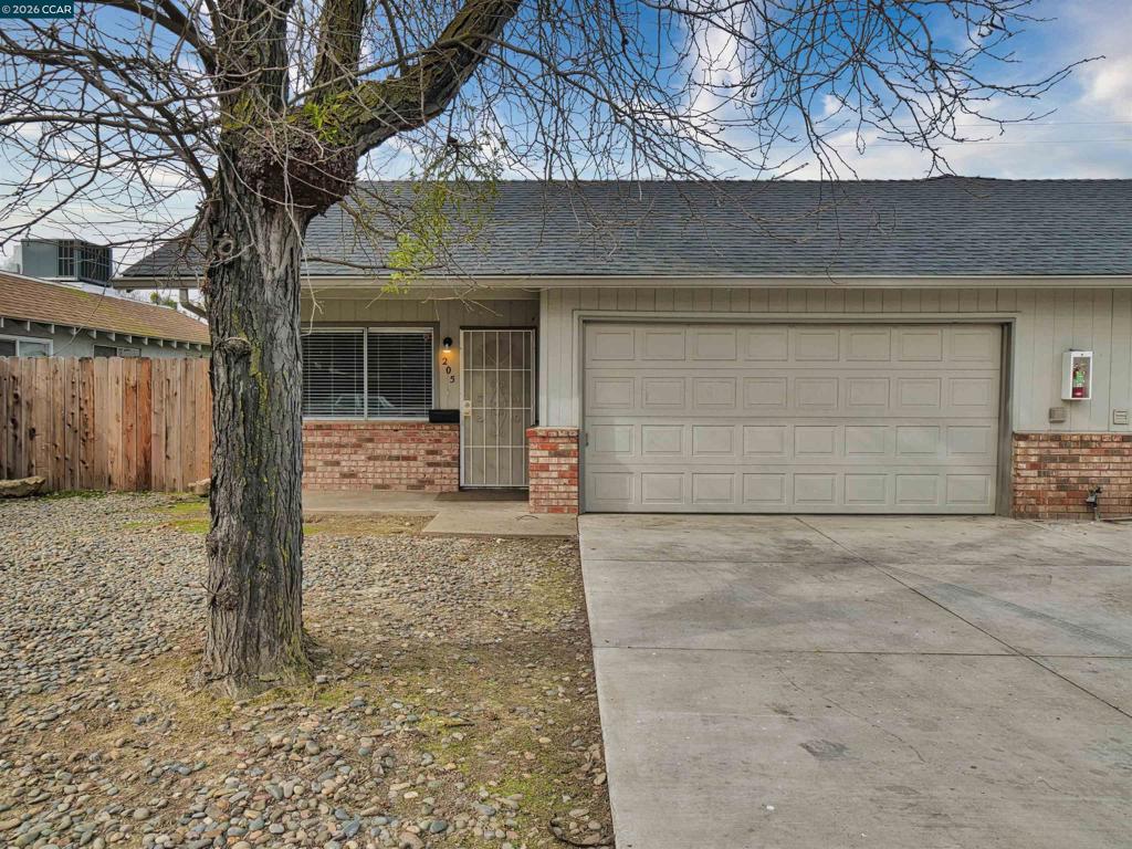 205 Kingston Lane, Modesto, CA 95354-3128