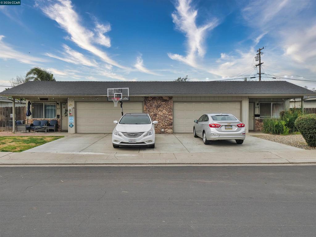 205 Kingston Lane, Modesto, CA 95354-3128
